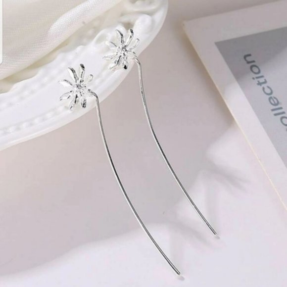 *Gwendolyn* Flower Earrings - Picture 3 of 4